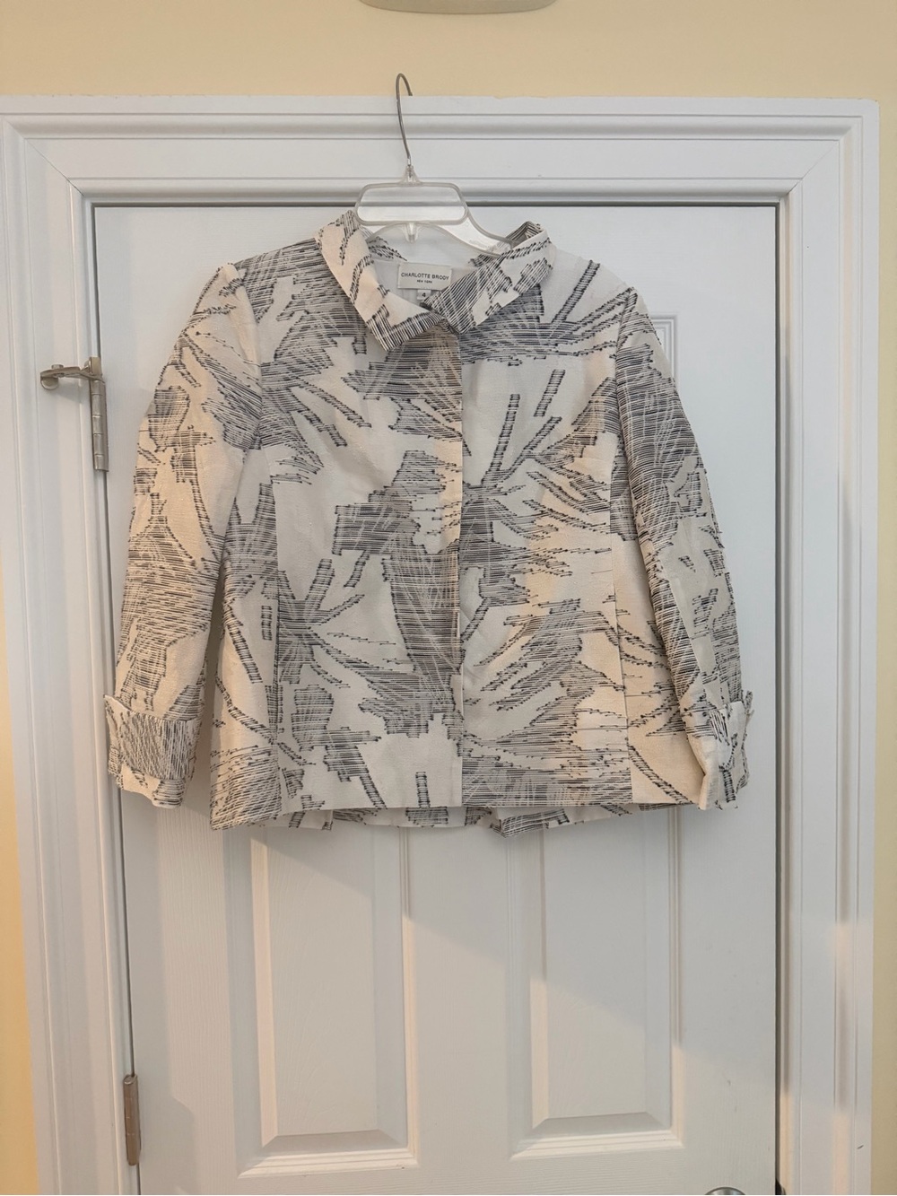 Ladies Size 4 "Charlotte Brody" Cream & Gray Abstract Collared Blazer Snap But
